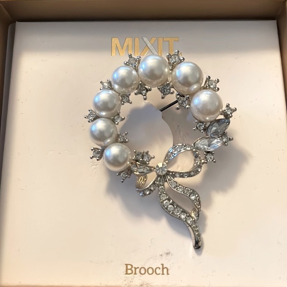 Mixit Jewelry - Mixit pearl brooch